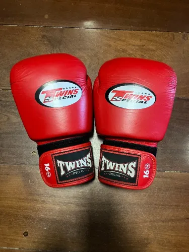 Luva twins muay thai (top king maximum fairtex)