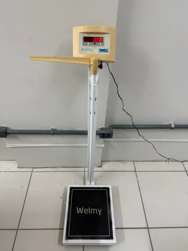 Balança Antropométrica Welmy com Estadiômetro Digital - Excelente Estado