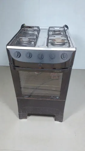 Fogão preto de 4 bocas, em bom estado.