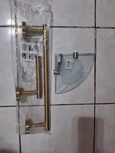 Porta toalha 0,40 cm, papel higiênico 0,16 cm e prateleira canto vidro 0,15 cm