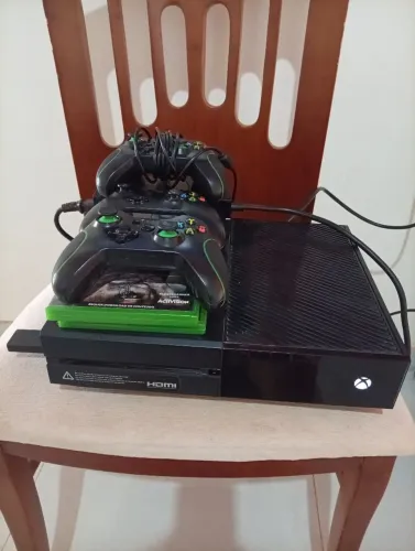 Xbox one fat 1TB + 3 controles e 2 jogos
