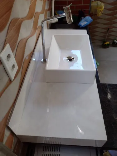 Bancada de Banheiro em Porcelanato Escupida e Cuba em Mármore Sintético 