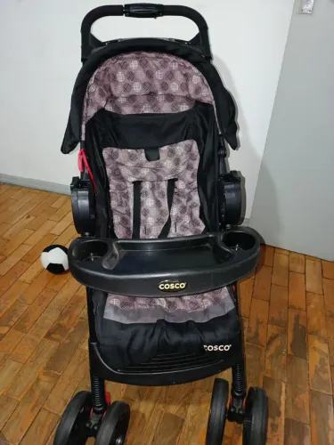 Carrinho de bebê Cosco Moove com bebê conforto 