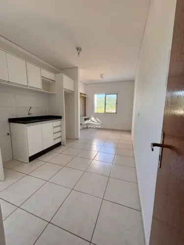 APTO SEMI-MOBILIADO COM 02 DORMITÓRIOS, SALA E COZINHA. SÃO SEBASTIÃO - PALHOÇA