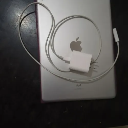 Vende iPad semi novo tel.wat sap * Carla.