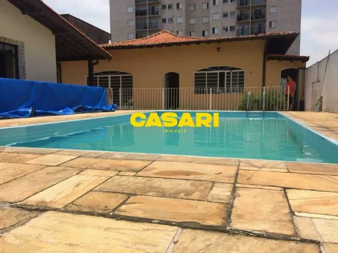 Casa térrea com 4 dormitórios, piscina e amplo terreno à venda  Diadema/SP