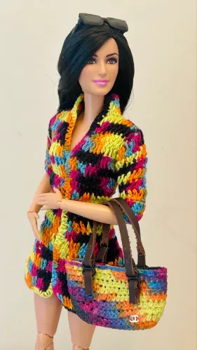 Conjunto colorido em crochet para Barbie , casaco e bolsa 