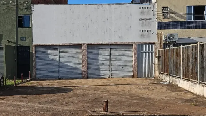 Alugo Loja com 150 M2, no setor Placa da Mercedes, com salão, copa, WC.