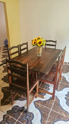 Mesa com 6 cadeiras - Madeira
