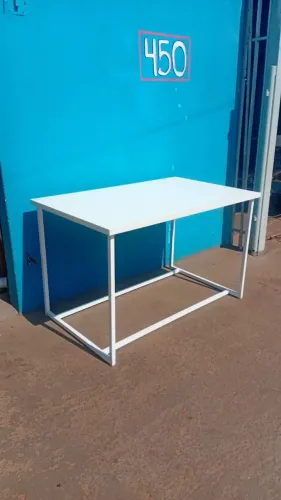Mesas com estrutura metálica