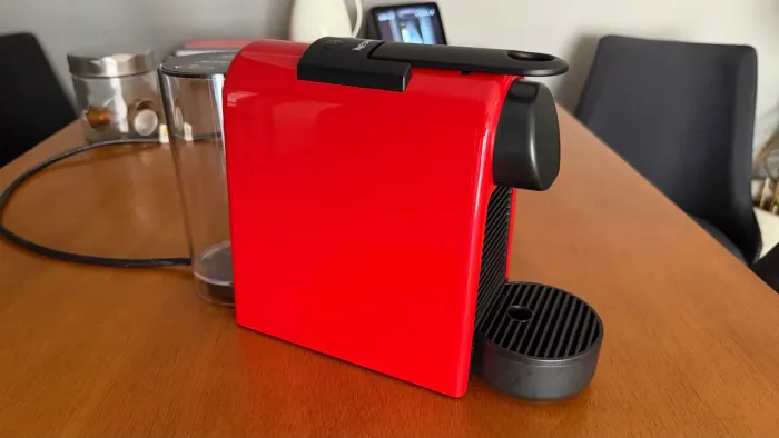 Cafeteira Nespresso Essenza Mini Vermelha 110V