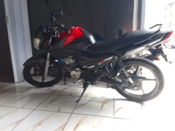 Moto vermelha semi nova