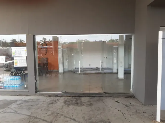 Loja para Aluguel em Posto de Combustíveis na Avenida Brasil, Penha - Rio de Janeiro