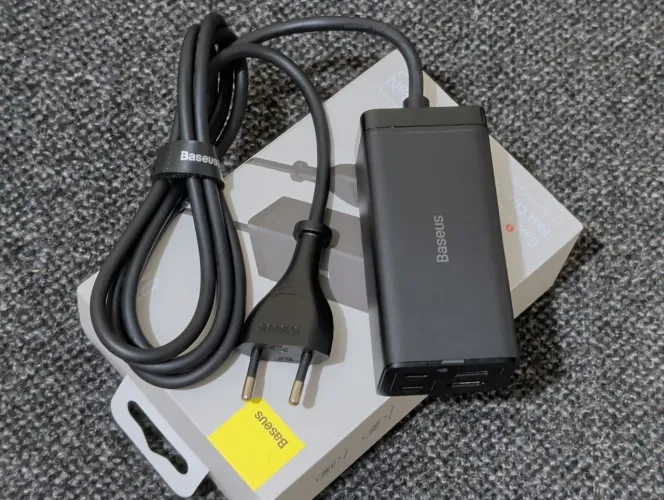 Carregador de Mesa e Hub Baseus 67W