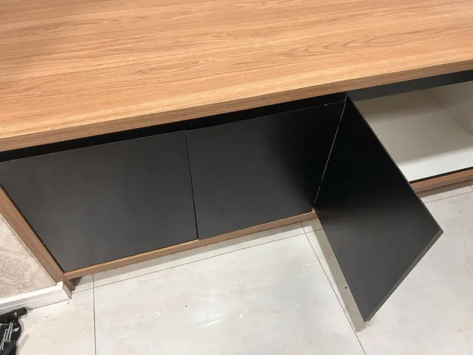 Rack / Balcão Buffet Moderno com 4 Portas - Amadeirado e Preto