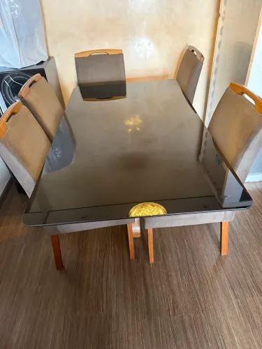 Uma mesa com seis cadeiras