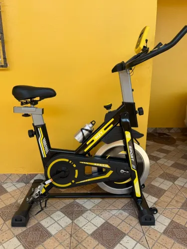 Bicicleta Spinning Ergométrica 13 Kg Preta e Amarela Roda de Inercia até 130kg