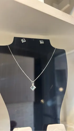 Conjunto de brinco e colar 