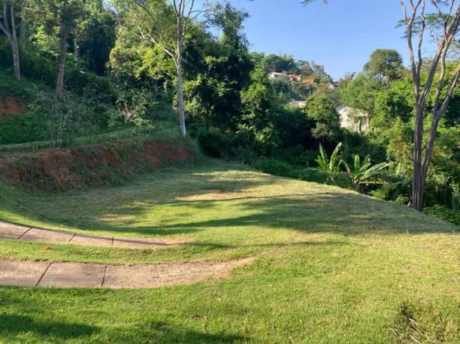 TERRENO EM CONDOMÍNIO- RELEVO PRIVILEGIADO- AVISTA MONTANHAS-ENSOLARADO.