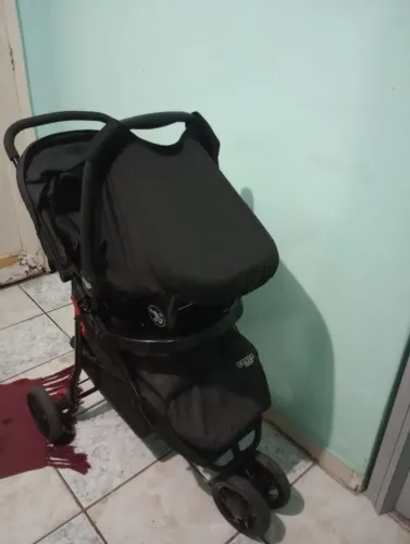 Carrinho de bebê com bebê conforto 