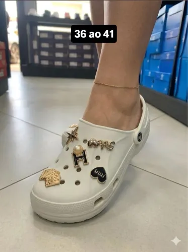 Sandálias Crocs com os pin 