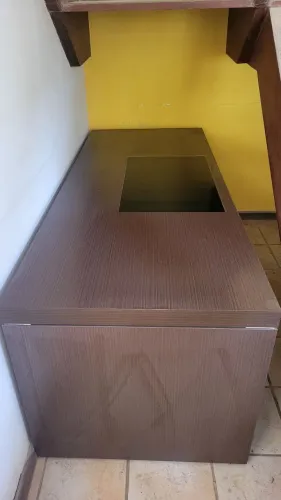 Mesa escritório tampo maciço 