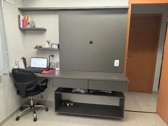 Bancada home office e painel de TV planejado.