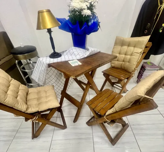 VENDO MESA E CADEIRAS EM MADEIRA MACIÇA - IDEAL PARA BAR, LANCHERIA, CAFÉ