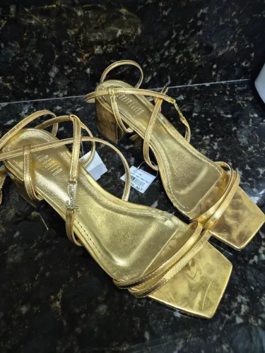 Sandália Santa Lolla Nova - R$ 130,00