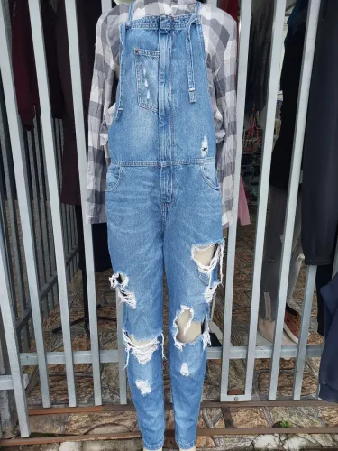Macacão jeans destroyed feminino tam. 42