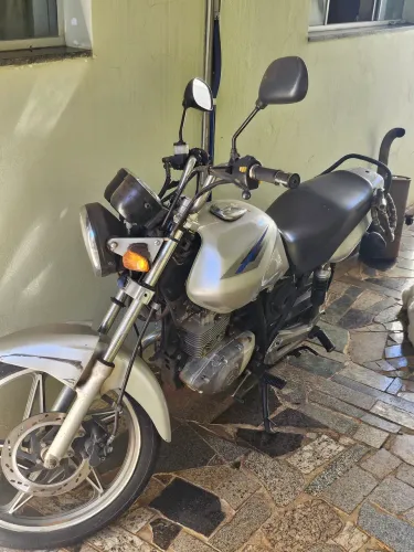 Moto Susuki EN 125 Yes cor Prata.