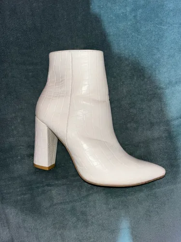 Bota branca n37 cano médio salto grosso