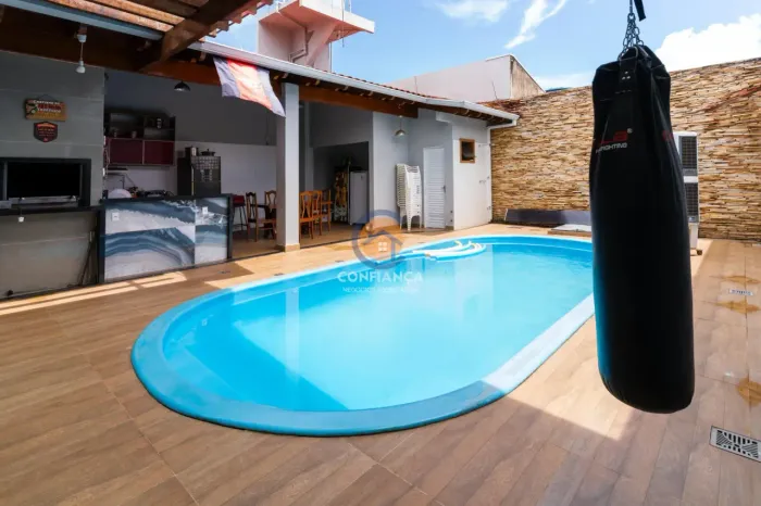 Vende-se Casa 3 Quartos Sendo Uma Suíte Com Piscina, Apta a Financiamento