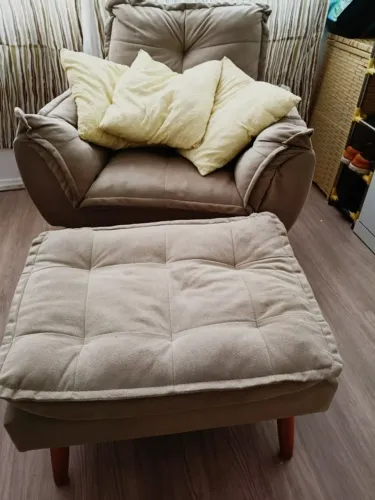 Poltrona confortável para Amamentação ou Leitura com apoio para os pés