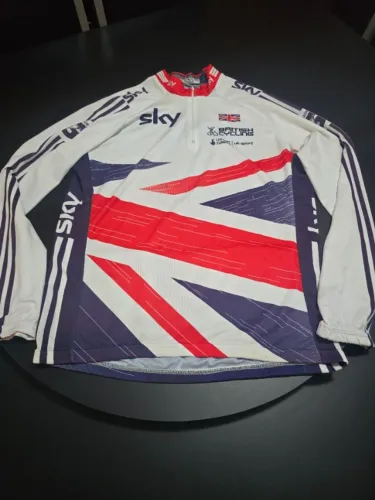 Camisa da Inglaterra tamanho G e camisa Mérida tamanho 2G