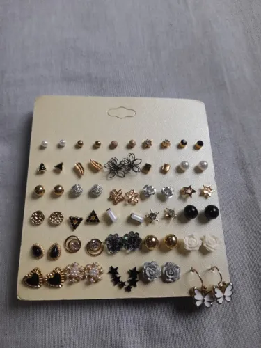 Cartela com 30 brincos estilosos