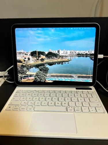iPad 10ª Geração 64GB + Teclado c/ Trackpad