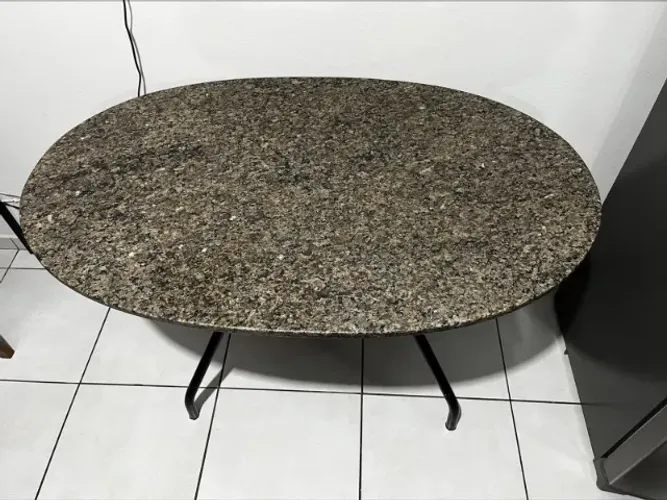 Mesa de Granito natural 120x76 com pés de Ferro