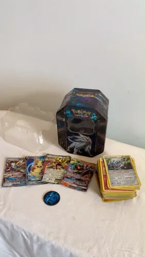 Latinha de cartas de Pokémon