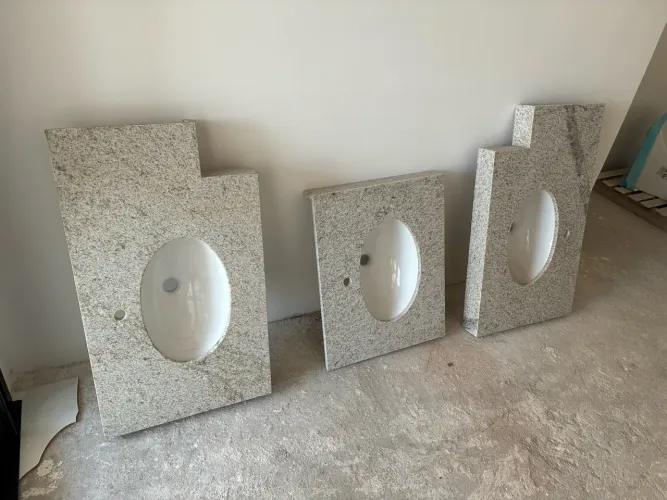 Bancadas para banheiro em granito branco Itaúna