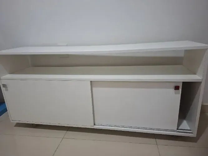 Móvel branco com rodinhas