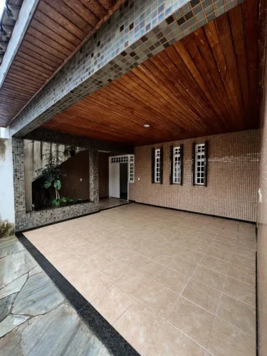 Alugo casa grande na aruana perto do shopping 3.350,00