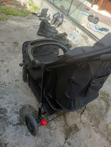 Vende-se carrinho de bebê semi novo 150,00 pra vender logo.