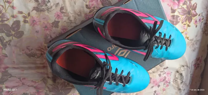 Chuteira Umbro Society