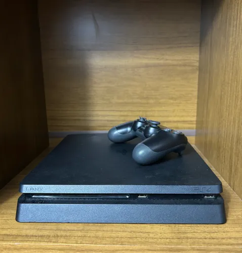 PLAYSTATION 4 500GB + 1 CONTROLE ORIGINAL + GOD OF WAR + FIFA 26