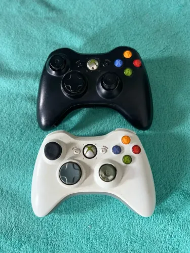 2 Controles X-box 360.