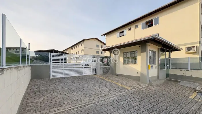 Apartamento 3 Dormitórios Semimobiliado na Água Verde!