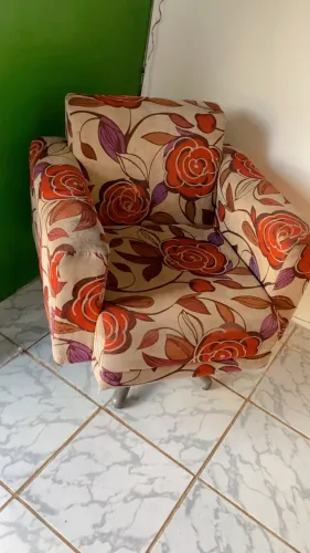Vendo poltrona giratória c marcas de uso