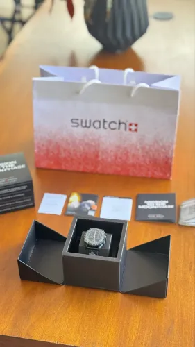 Swatch x Omega Relógio Bioceramic Moonswatch Mission Moonphase Snoopy Black