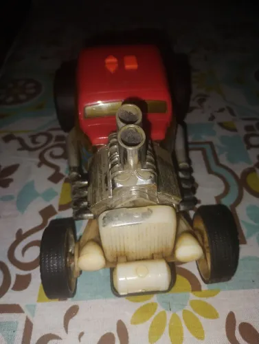 Vendo um carro a pilha e um hot Rod que tem som e acende luz dentro dele antigo